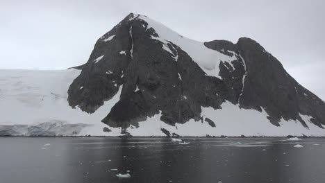 Antarktis-Lemaire-Kanal-Schwarzer-Felsen-Mit-Schnee