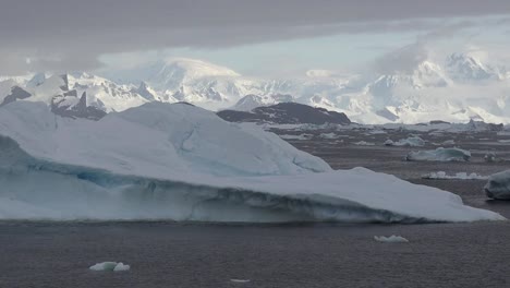 Antarctica-Palmer-Archipelago-Distant-Mountains-Zooms-Out