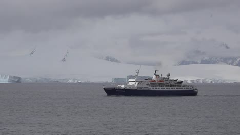 Antarctica-Palmer-Archipelago-Zoom-On-Ship