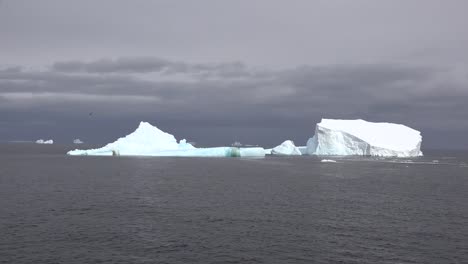 Antarktis-Palmer-Zwei-Eisberge
