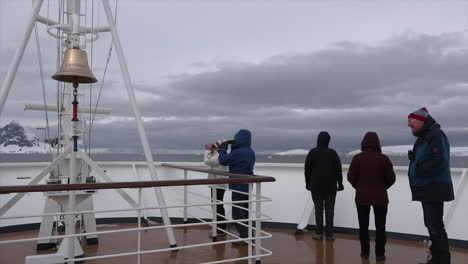 Antarktis-Glocke-Und-Touristen-Auf-Dem-Schiff