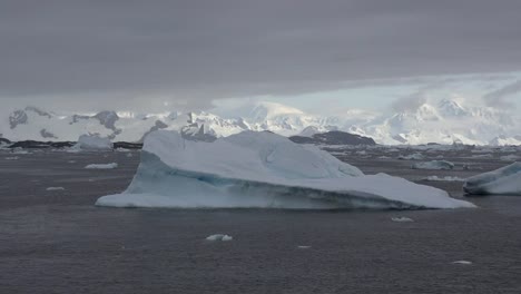 Eisberge-Und-Weiße-Berge-Der-Antarktis