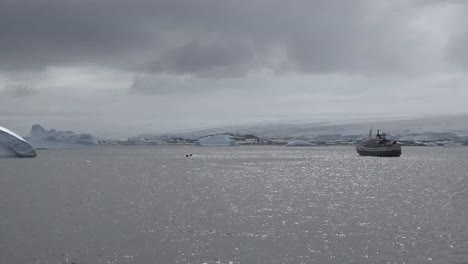 Lanchas-Inflables-Antárticas-Desde-La-Estación-De-Palmer-Y-El-Barco-De-Expedición