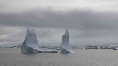 Antarktis-Hohe-Eisberge-Schweben