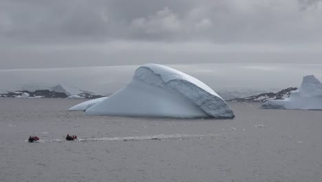 Antártida-Dos-Botes-Inflables-Desde-La-Estación-De-Palmer