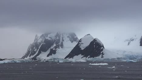 Antarktis-Zoomen-Und-Schwenken-Hörner-Und-Eis