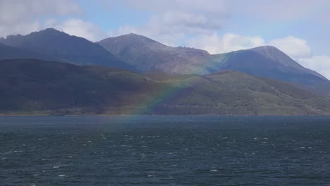 Argentinien-Ushuaia-Regenbogen-über-Bergen