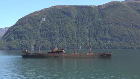 Chile-Kapitän-Leonidas-Vorbei-An-Schiffswrack-Pfanne-Und-Zoom