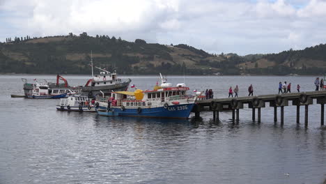 Chile-Chiloe-Touristen-Verlassen-Ausflugsboot