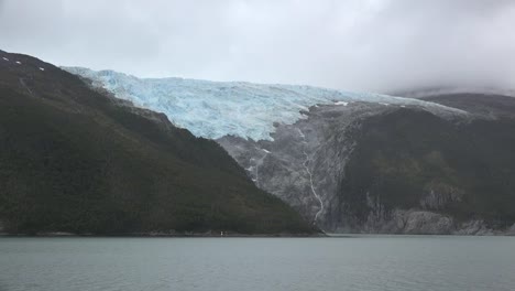 Chile-Glacier-Alley-Hanging-Glacier-Zoom-In