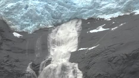 Chile-Glacier-Alley-Wasserfall-Unter-Dem-Gletscher-Kippen