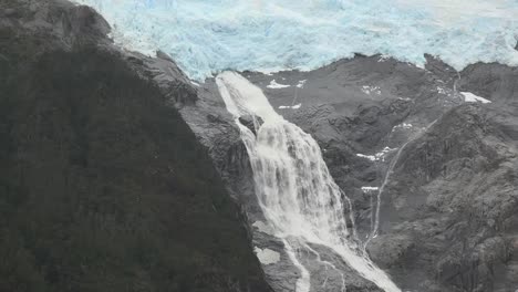 El-Callejón-Del-Glaciar-Chile-Se-Aleja-De-La-Cascada-Glacial