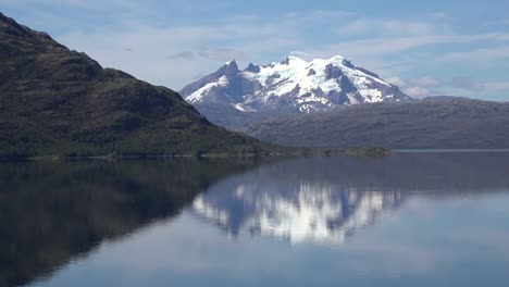 Chile-Mount-Burney-Und-Reflexionen
