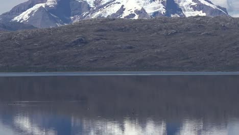 Chile-Mount-Burney-Vorbei-An-Reflexionen-Schwenks-Nach-Unten