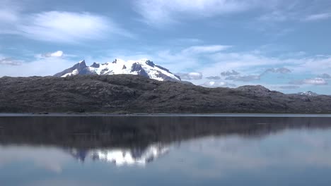 Chile-Mount-Burney-Reflexionen-Des-Vulkans-Mit-Vogel
