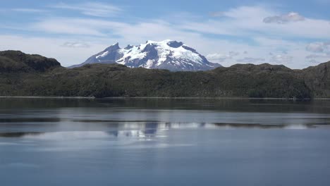 Chile-Mount-Burney-Erhebt-Sich-Hinter-Den-Hügeln