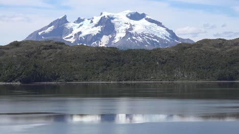 Chile-Mount-Burney,-Der-Sich-über-Die-Hügel-Erhebt,-Schwenken-Und-Zoomen