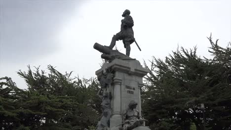 Chile-Punta-Arenas-Statue-Des-Navigators-Magellan-Kippen-Und-Zoomen