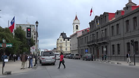 Chile-Punta-Arenen-Frau-In-Der-Straße-Der-Roten-Kreuze