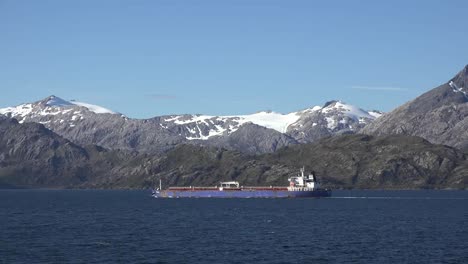 Chile-Straße-Des-Magellan-Schiffs,-Das-Durch-Berge-Segelt