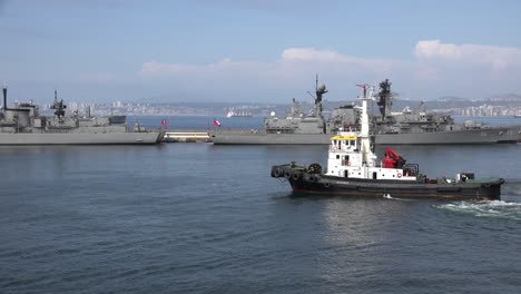 Chile-Valparaiso-Blick-Auf-Lotsenboot-Vorbei-An-Kriegsschiffen