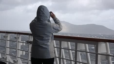 Chile-Frau-Fotografiert-Kap-Horn-Vom-Schiff-Aus