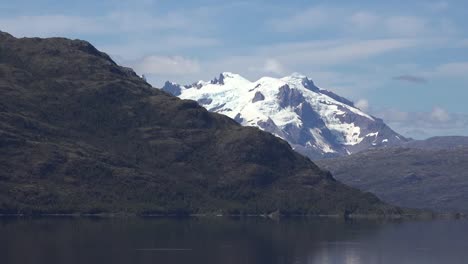 Chile-Zoomt-Aus-Einem-Vulkanberg-Heraus