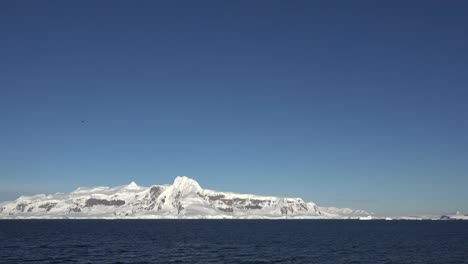Antarktischer-Blauer-Himmel-über-Schneebedeckten-Bergen