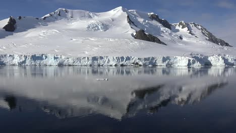 Antarktis-Schöne-Spiegelung-Des-Gipfels