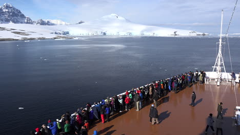 Antarctica-Bow-Of-Ship-With-Passengers