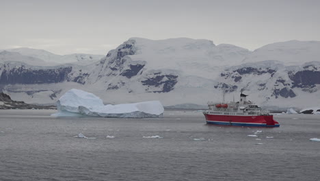 Antarctica-Expedition-Ship-Zoom-Out