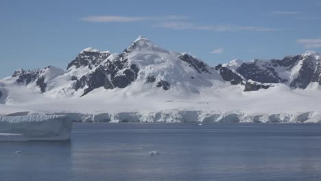 Antarktis-Flacher-Eisberg-Treibt-Nach-Oben