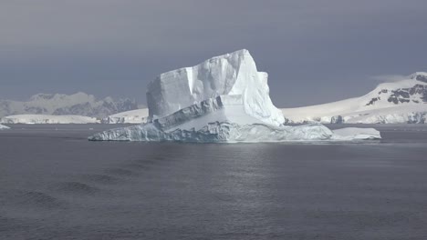Antarktis-Schwimmender-Eisberg-Und-Wellen