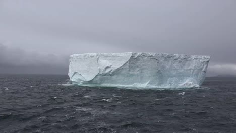 Antártida-Iceberg-Tabular-Flotante-En-Mar-Frío
