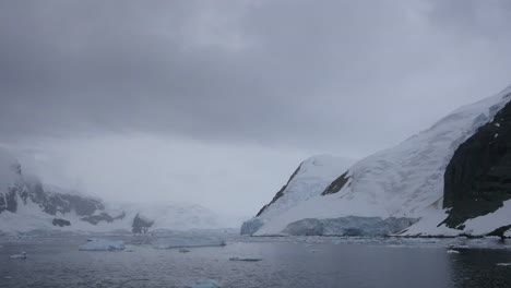 Glaciares-Antárticos-Icebergs-Y-Montañas