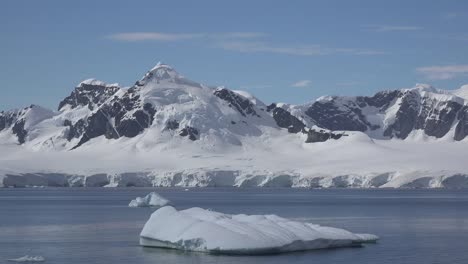 Antarktis-Eisberg-Schwimmt-Von-Schneebedeckten-Bergen
