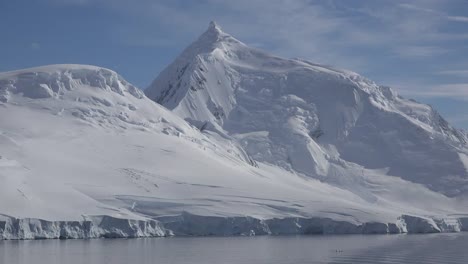 Antarktis-Großer-Schneebedeckter-Gipfel