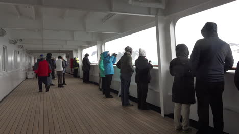 Antarktis-Passagiere-Auf-Schiff