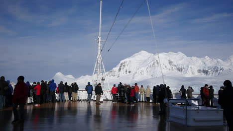 Antarctica-Passengers-Watch-Scene-From-Cruise-Ship