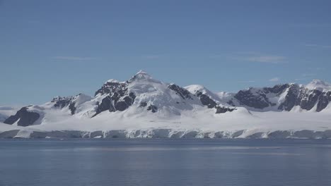 Antarktis-Vorbei-An-Schneebedeckten-Bergen