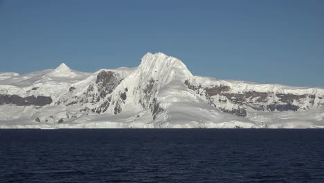 Antarktis-Vorbei-An-Schneebedeckten-Gipfeln