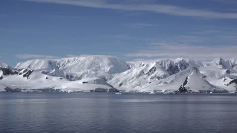 Antarktis-Vorbei-An-Verschneiten-Ufern