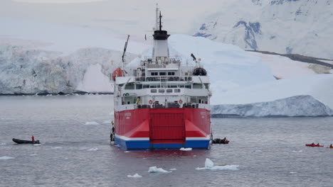 Antarctica-Raft-Leaves-Expedition-Ship