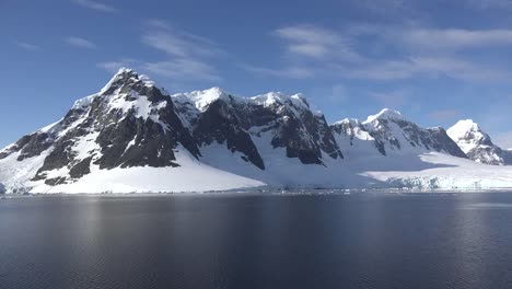 Antarctica-Range-Of-Snowy-Mountains