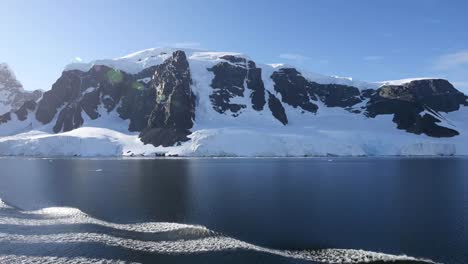 Antarktis-Schiff-Fährt-Mit-Sonneneruption-Am-Berg-Vorbei-Mountain