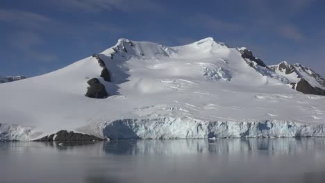 Antártida-Pico-Cubierto-De-Nieve-Bajo-El-Cielo-Azul