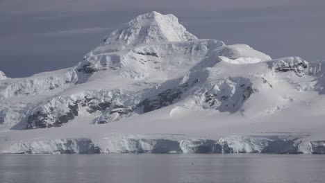 Antarktis-Schneebedeckter-Gipfel
