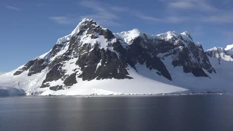 Antártida-Falda-De-Nieve-Debajo-De-La-Montaña