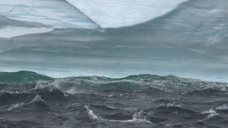 Antarktiswellen-Auf-Eisberg