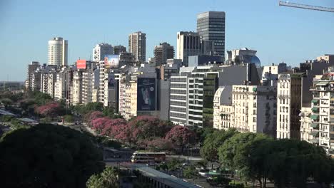 Argentina-Buenos-Aires-Mirando-Hacia-La-Calle